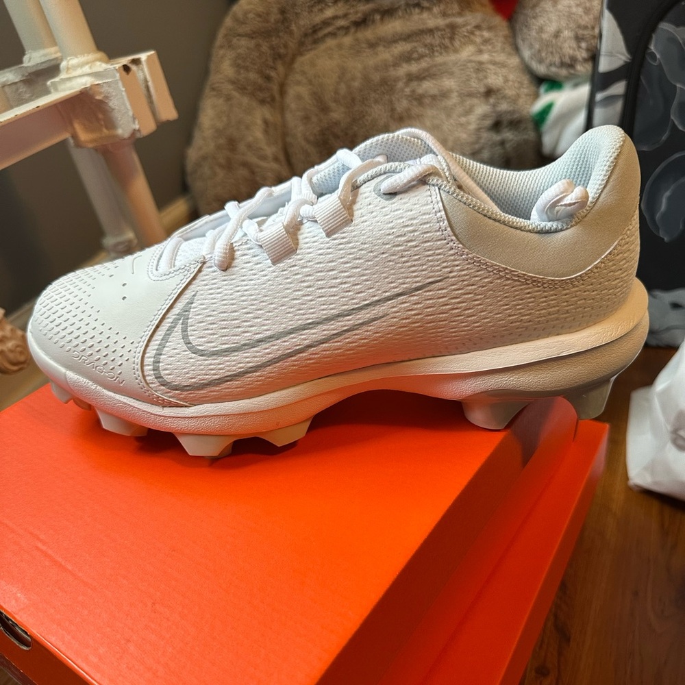 NEW Women’s NIKE Hyperdiamond 4 Pro MCS Softball cleats, size 11